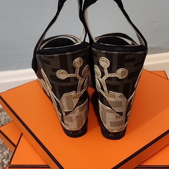 ♡🌟🎆🧨RARE! NEW Fendi Black and Gold Women's Heels - Picture 7 of 16